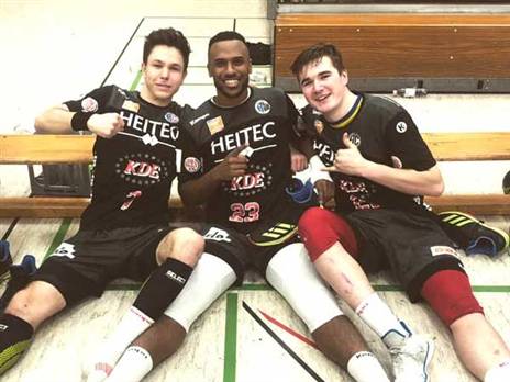 מוסינדי (במרכז) בצילום מתוך עמוד הפייסבוק של ארלנגן עד גיל 23