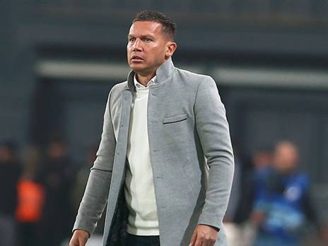 בכר. יש לו היכרות מוקדמת עם שמיר (אלן שיבר)