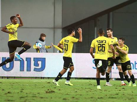 חגגו גם בחדר ההלבשה. (צילום: אלן שיבר)