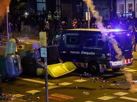 מהומות מחוץ לקאמפ נואו (getty)