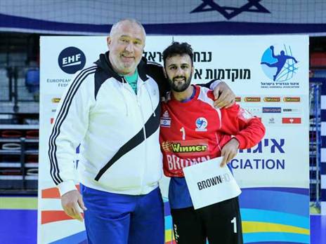 המצטיין מושיקו אלימלך עם שוער העבר של הנבחרת, לאוניד דורושנקו (הדר ואן קולא, איגוד הכדוריד)