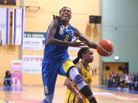 קריסטל ברדפורד עולה לסל (קובי אליהו, באדיבות מנהלת ליגת העל לנשים בכדורסל)