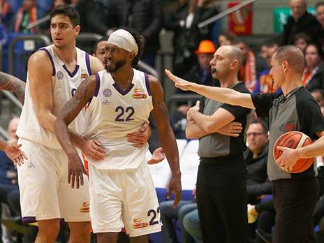 מקניל תקף את טל דן ונענש (צילום: אלן שיבר)