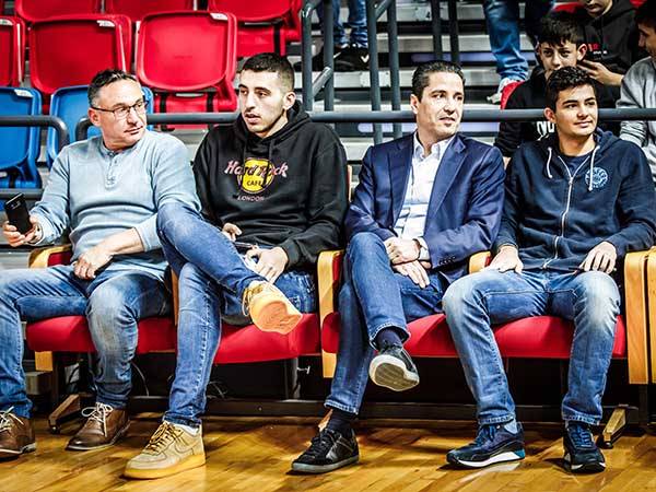 יאניס. בא לראות את הנער (עודד קרני)