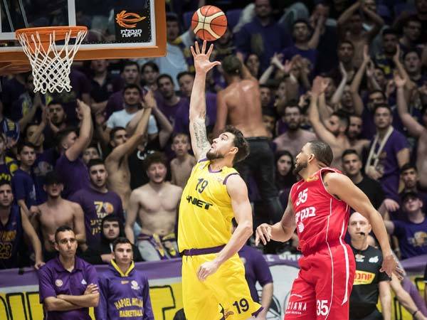 אלכסנדר מפספס, במעט (צילום: עודד קרני)