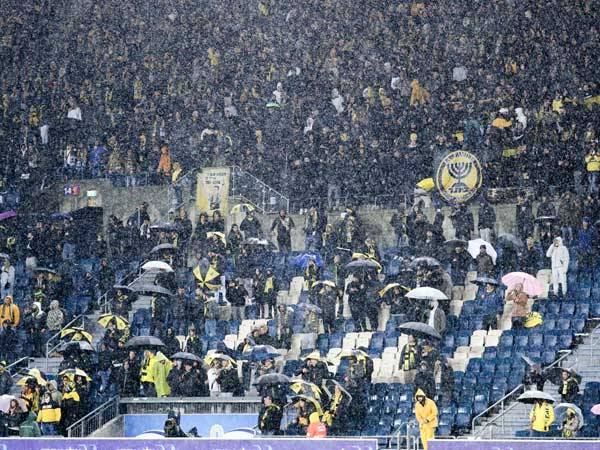 "רוצה למלא את טדי". אוהדי בית"ר (צילום: דני מרון)