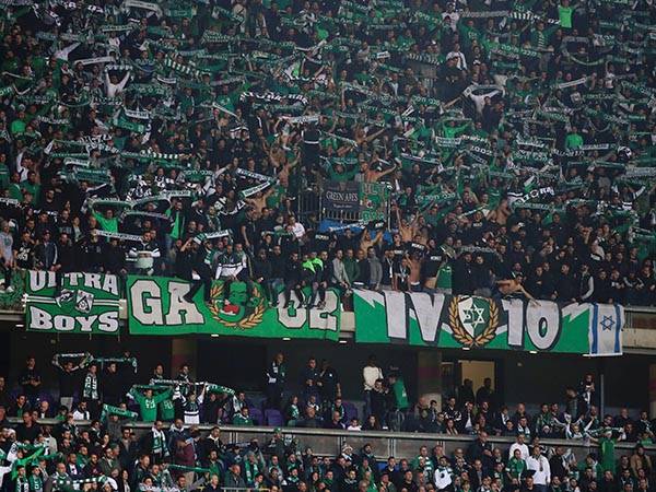 אוהדי מכבי חיפה חוגגים את הניצחון על ב"ש בנתניה. עונש הרדיוס יבוטל? (אלן שיבר)