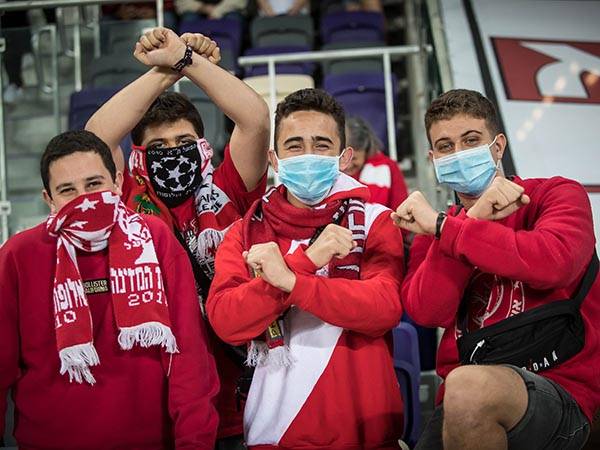 האוהדים הגיעו לבלומפילד בסימן קורונה (עודד קרני)