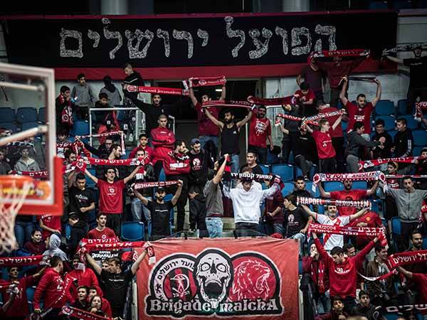 אוהדי הפועל ירושלים עומדים לצד המועדון (עודד קרני)