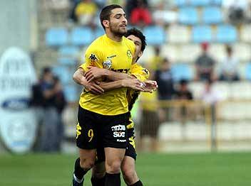 שכטר. לאירופה הוא הגיע לא רק כתייר