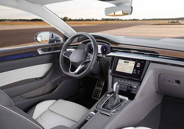 חלל הנוסעים עבר ליטוש בחומרים ובאבזור. לוח מחוונים וירטואלי מעודכן, תעלת פקדים חדשה ושיפור בידוד הרעשים. אופציה למערכת שמע של הרמן קרדון