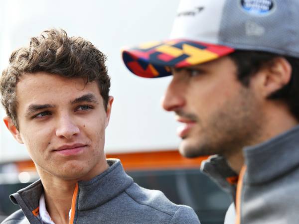 נוריס וסאינס מציגים מערכת יחסים שמעולם לא נראתה בסבב (GETTY)