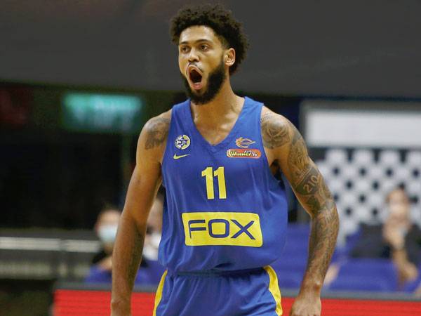 שם אחר בחזית החולצה. דורסי חוגג עם "פוקס" בפעם האחרונה (צילום: אלן שיבר)