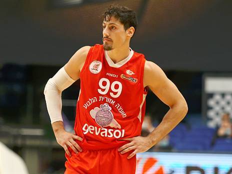 מעדיף לצאת לאירופה. זיו (אלן שיבר)