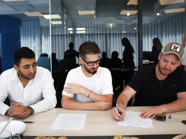 מעמד החתימה (באדיבות בית"ר ירושלים)