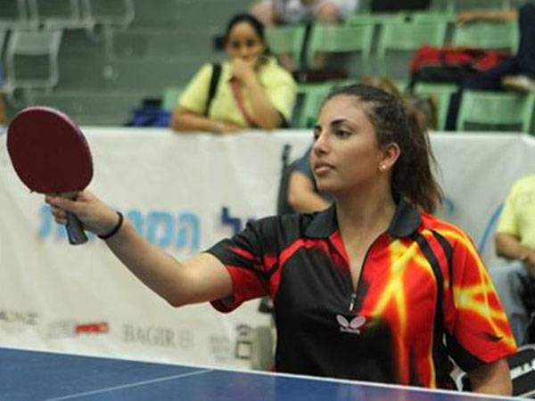 קרולין טביב סופרת את הדקות לטוקיו (קרן אייזקסון)