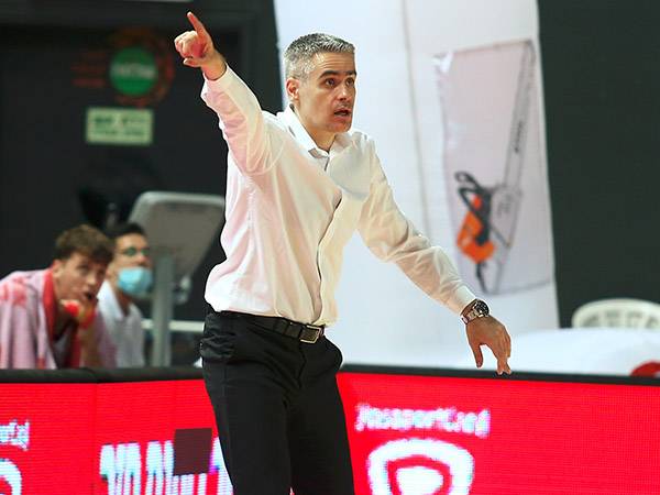 יאניס מוכן לקרב (אלן שיבר)