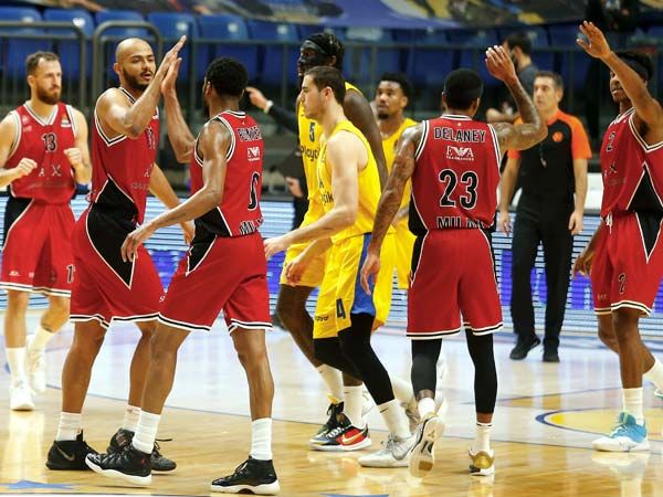 ניצחון של מילאנו בהיכל (אלן שיבר)