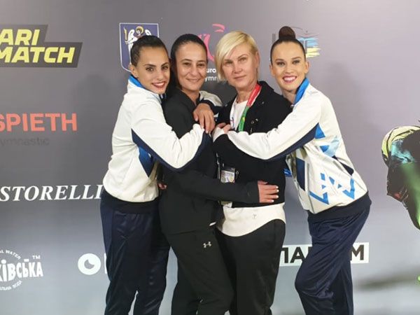 אשרם (משמאל) וזליקמן (מימין) עם המאמנות. כבוד (באדיבות איגוד ההתעמלות)