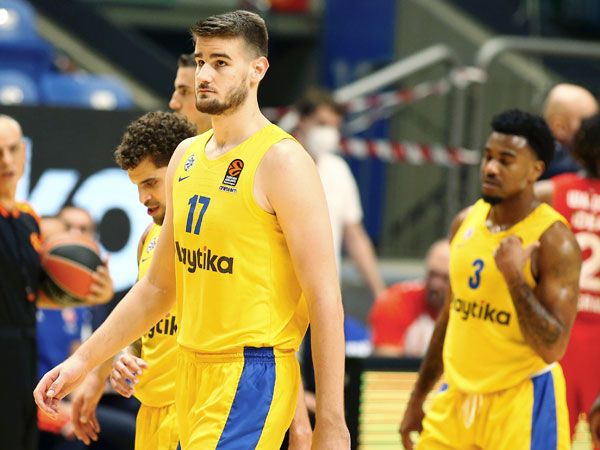 יישאר בחוץ. בנדר (צילום: אלן שיבר)