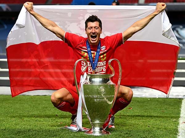 לבנדובסקי וגביע האלופות (getty)