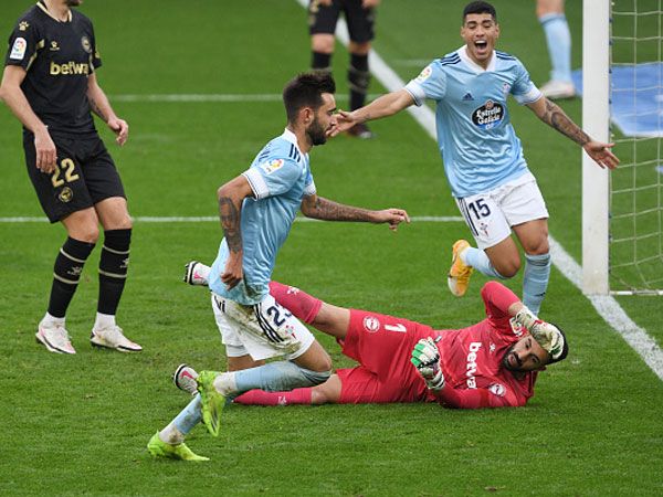 מנזס חגג צמד (getty)