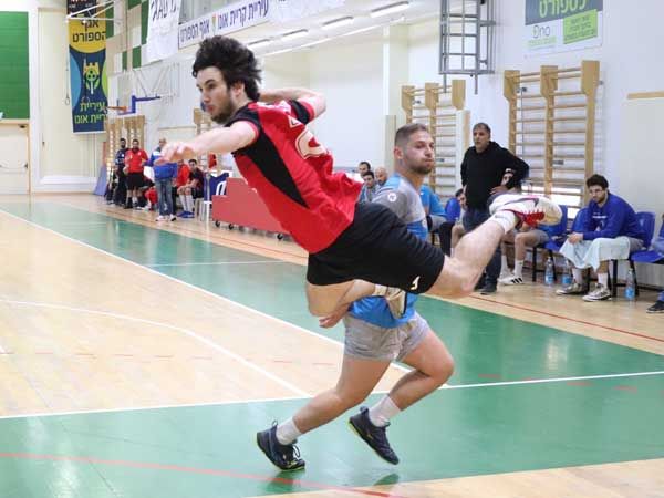 אופק גבע מתעופף (צילום: איגוד הכדוריד)