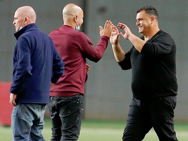 המאמן פיזר חיוכים עם שריקת הסיום (אלן שיבר)