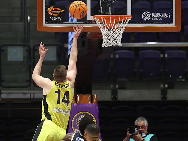 דה זאו בזמן קליעת סל הניצחון (דני מרון)