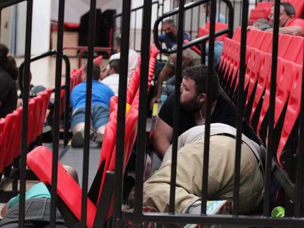 אוהדים במשחק כדורסל ברעננה (צילום: הראל שוורצברג)