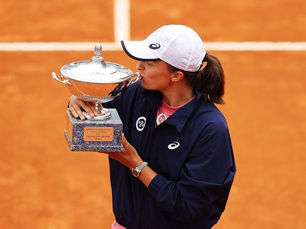 שביונטק עם הגביע ברומא (getty)