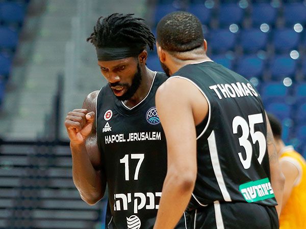 תומאס עם בריימו. ניסה לשכנע זרים לעזוב (אלן שיבר)