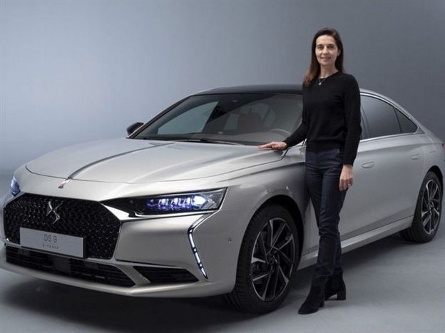 מנכלית מותג DS ביאטריס פושר ליד ה-DS9 סדאן החדשה