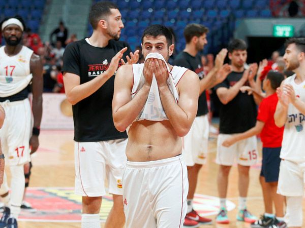 לעמיאל יש הרבה עבודה כדי להבטיח שהמראות הללו לא ייראו בירושלים העונה (אלן שיבר)