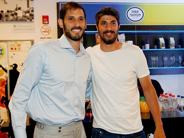 עם ליאור אליהו. למד מחבריו למכבי (אלן שיבר)