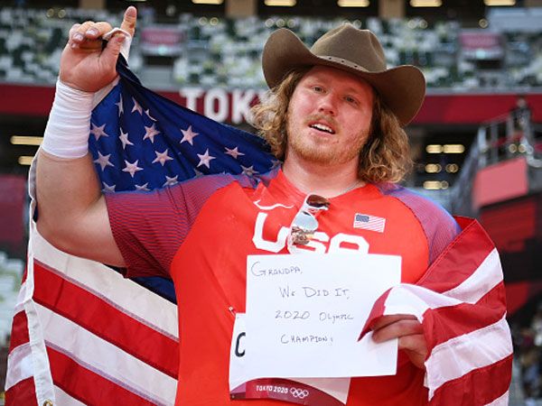 קראוסר עם השלט לסבו. צפו בשיא האולימפי (gettyimages)