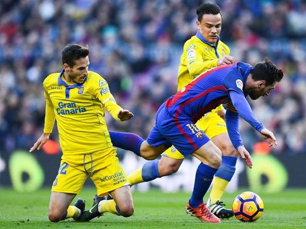 לופס (משמאל) עוצר את מסי. המגן שב"ש צריכה? (GETTY)