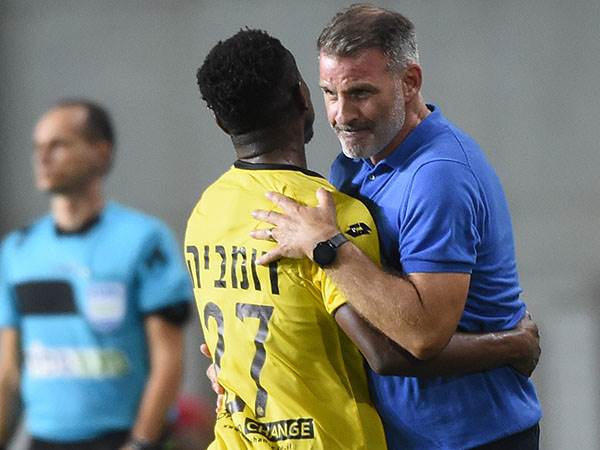 ריימונד אטפלד. הסגל שלו מתרחב (ברני ארדוב)