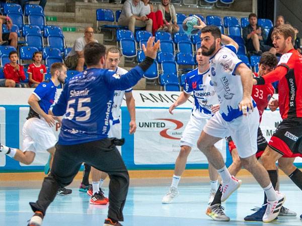 בודנהיימר מול שמיר בדרבי הישראלי בשוויץ (צילום: Valentin Bamert)