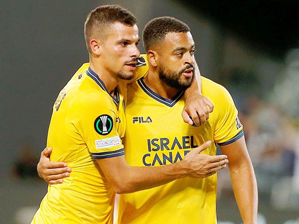 קובאס בהופעת הבכורה בצהוב (אלן שיבר)