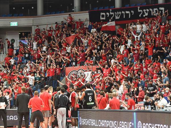 הקהל שכן הגיע הערב לארנה (ברני ארדוב)