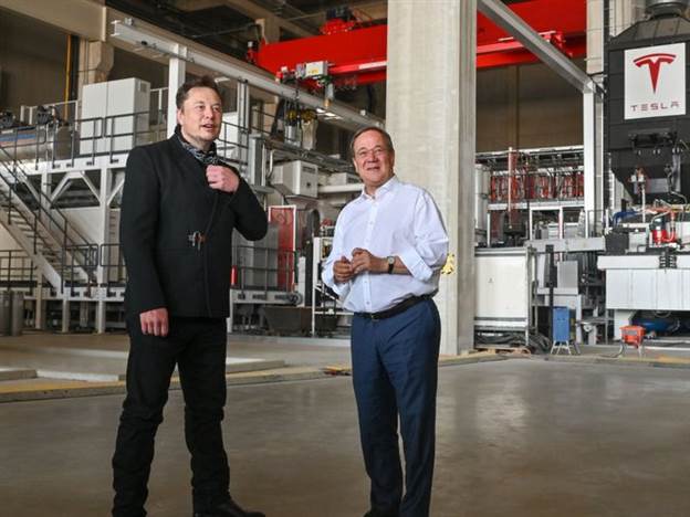 אילון מאסק במפעל הגי'גה פאקטורי בברלין