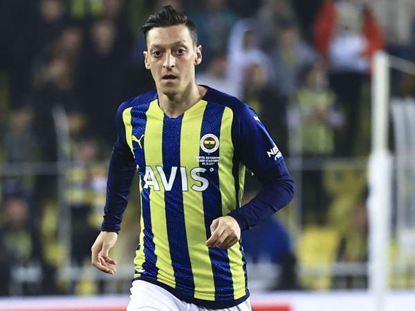 אוזיל. צריך להתרכז בכדורגל (GETTY)