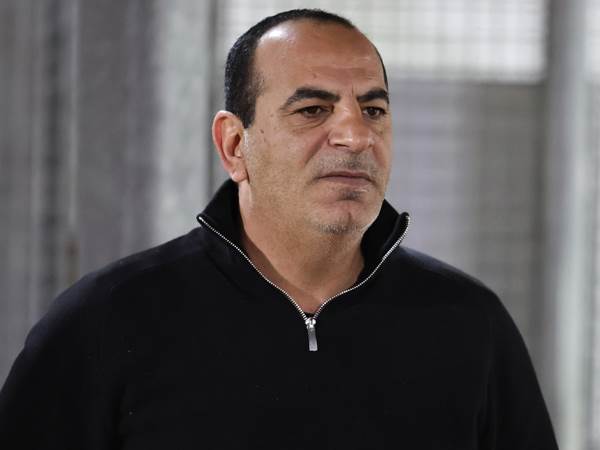 עדיין לא על הקווים (לירון מולדובן)