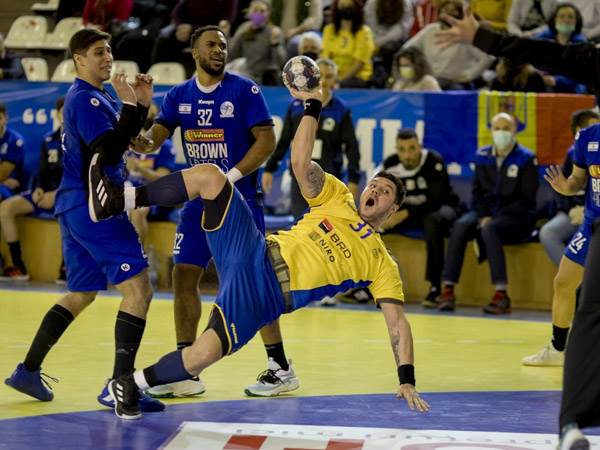 בוטנקו עם שחקני הנבחרת. מכת קורונה (צילום: ההתאחדות הרומנית)