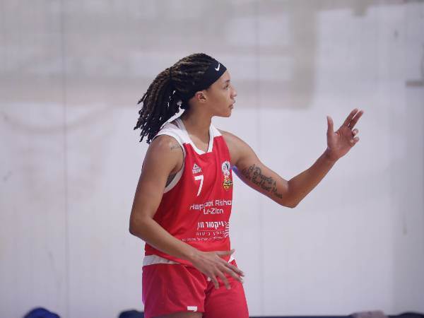 עוד יום במשרד עבור ג'ני סימס (באדיבות ליגת העל לנשים בכדורסל)