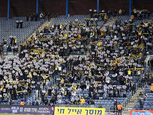 הקהל מתחיל לאבד את סבלנותו (דני מרון)