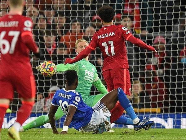 שמייכל עוצר את סלאח (Getty)