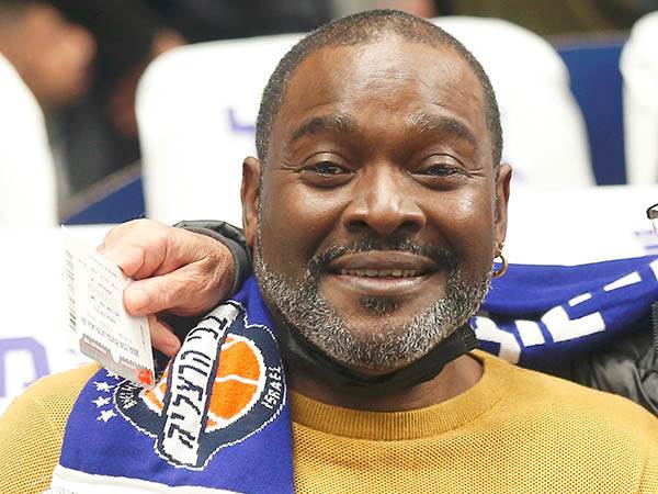 הגיע לצפות בבנו. ג'ו דאוסון (אלן שיבר)