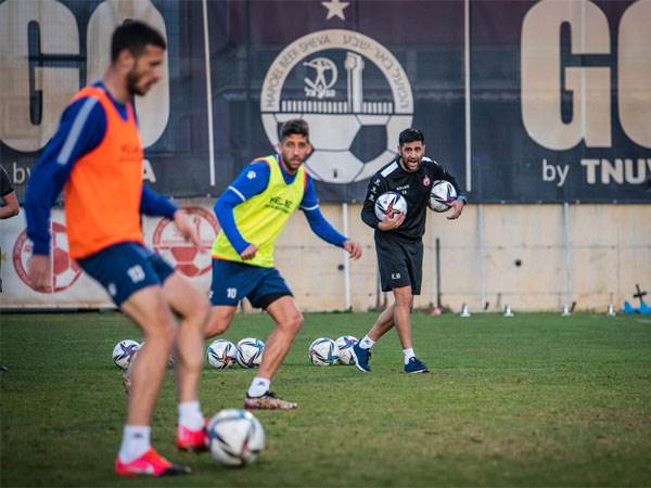 אליניב ברדה מעביר את האימון (האתר הרשמי של הפועל ב"ש)